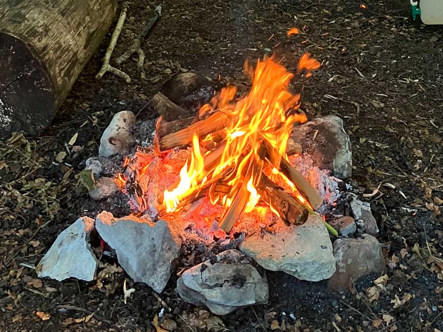 Feuerstelle mit brennendem Feuer